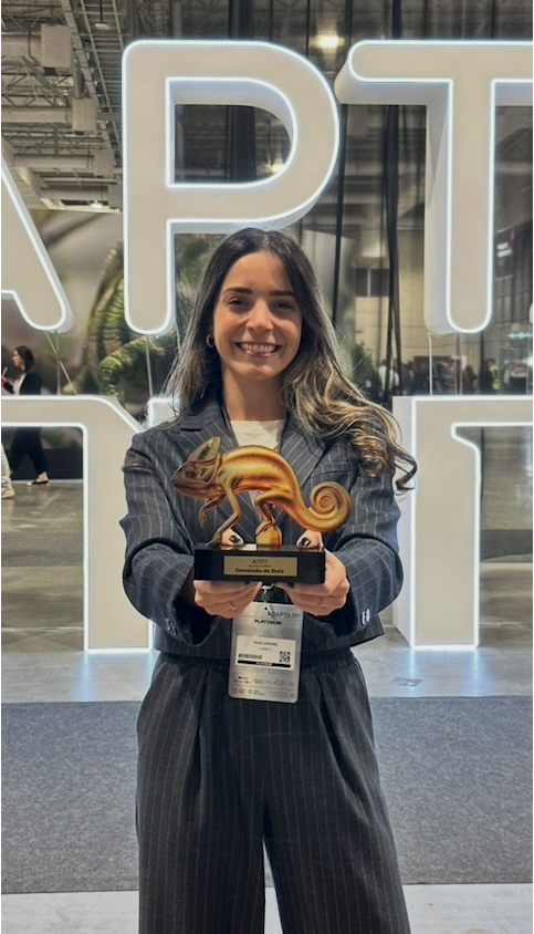 Thaís Maia com o troféu do Prêmio Camaleão de Ouro no ADAPTA